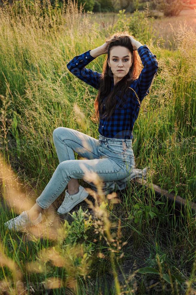 portrait d'une belle jeune femme sur le pré photo