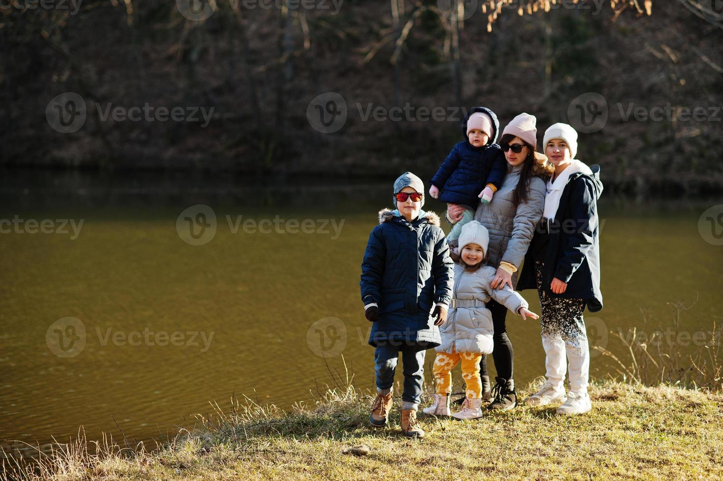 mère de quatre enfants à la fourrière au parc du début du printemps. photo