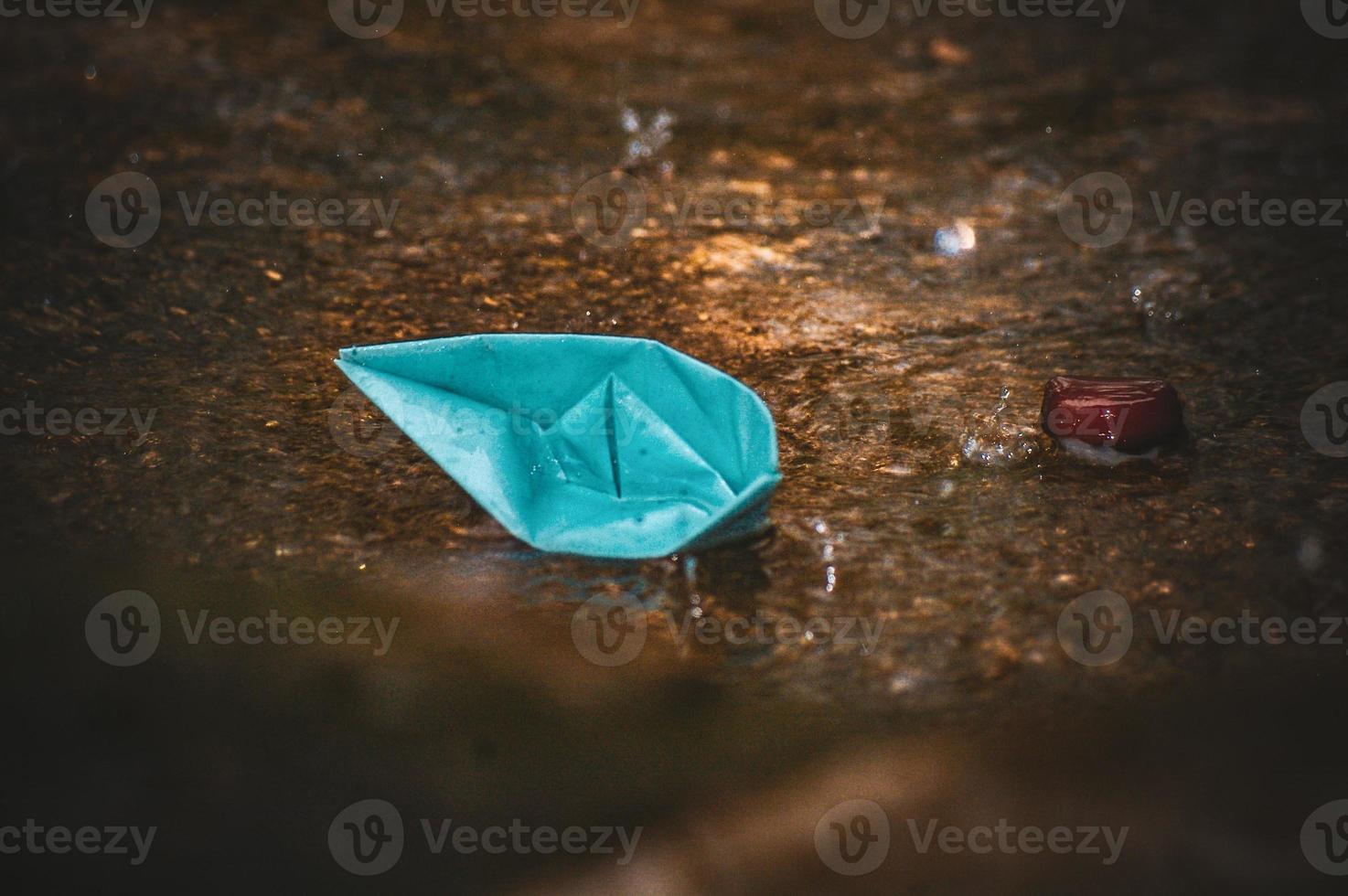 bateau en papier origami sous la pluie photo