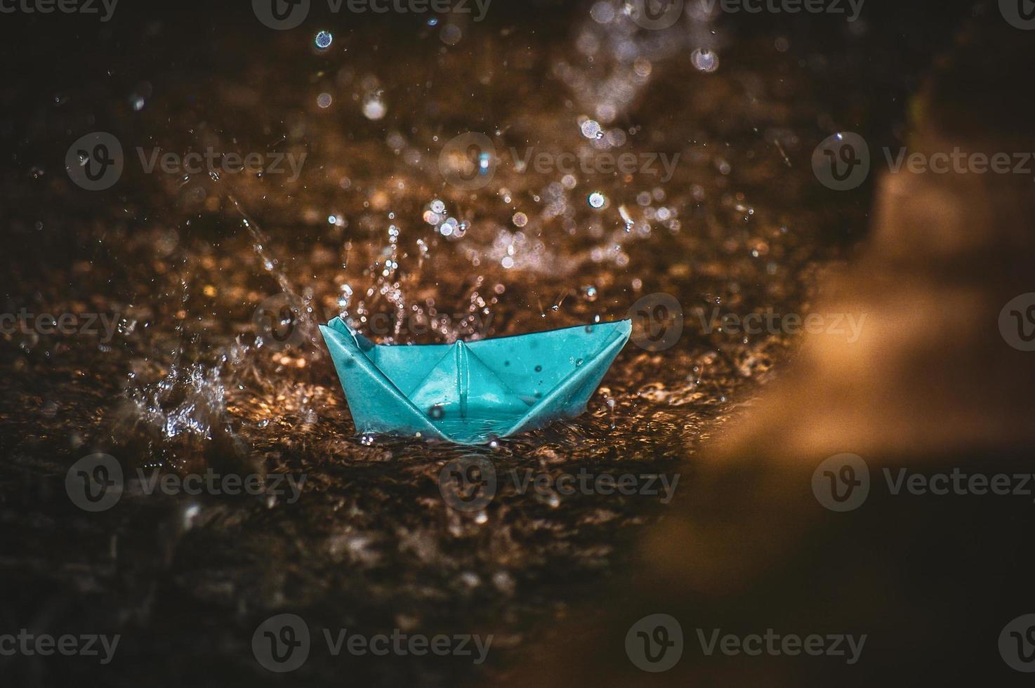 bateau en papier origami sous la pluie photo