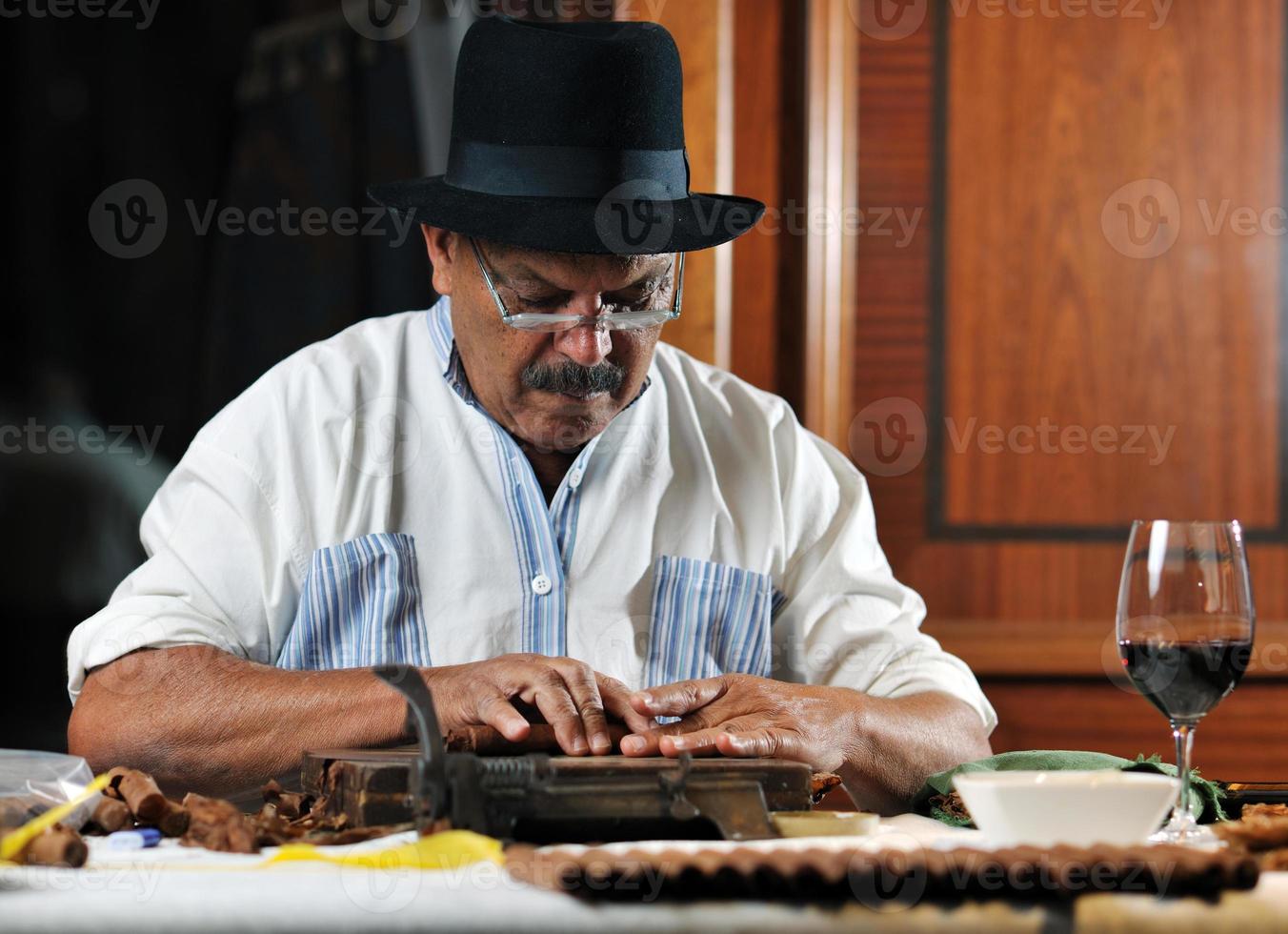 Homme fabriquant des cigares cubains faits à la main de luxe photo