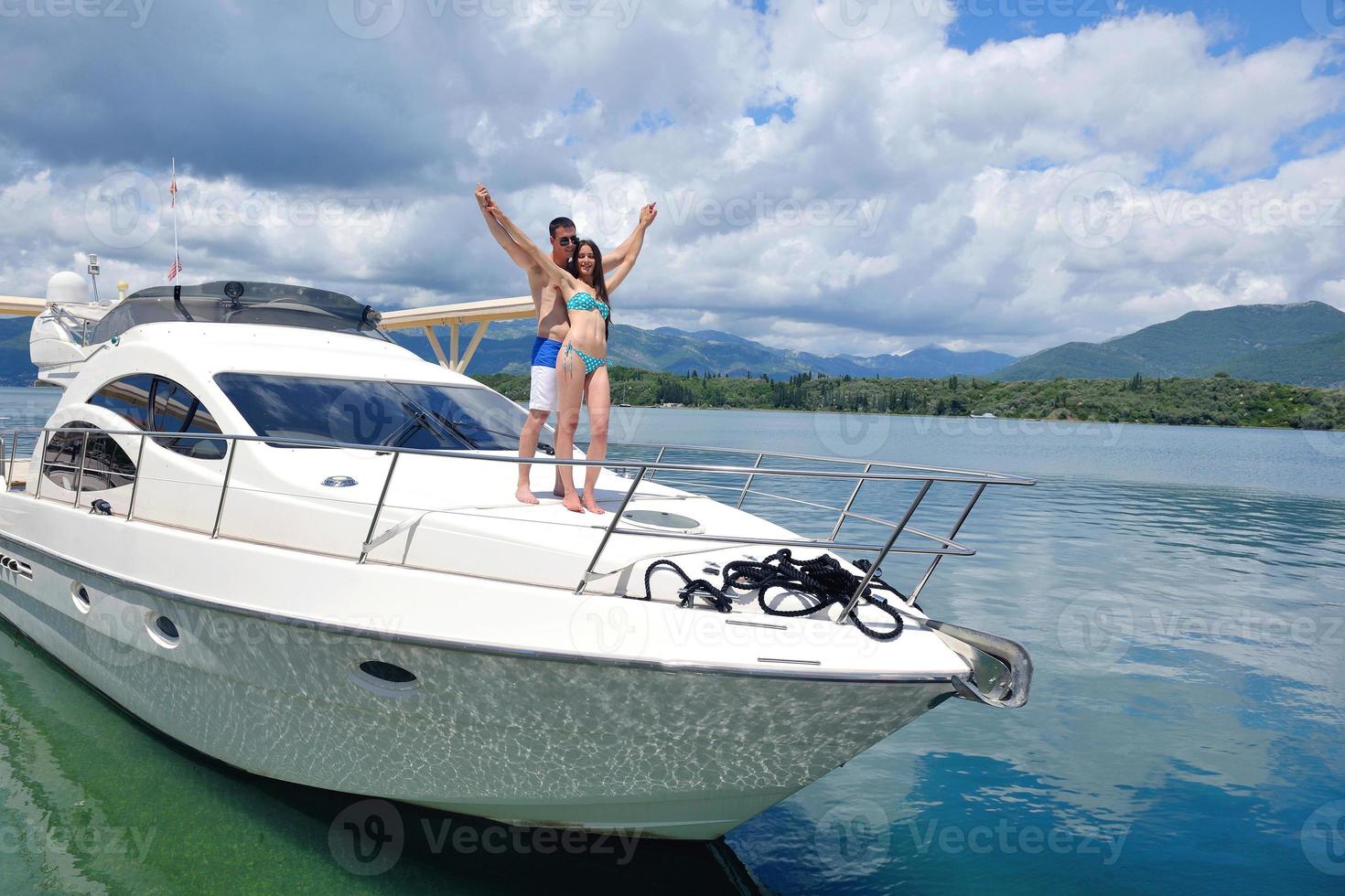 jeune couple sur yacht photo