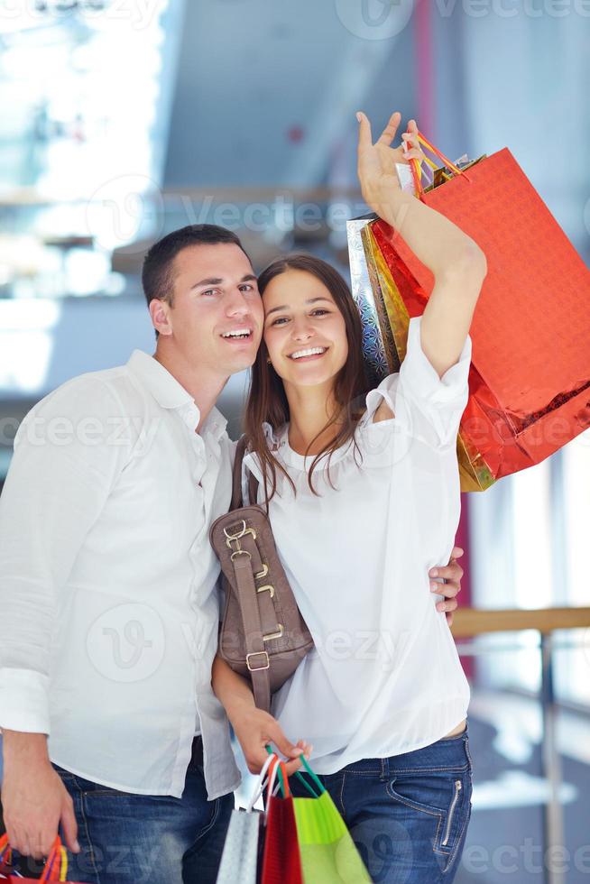 heureux jeune couple faisant du shopping photo