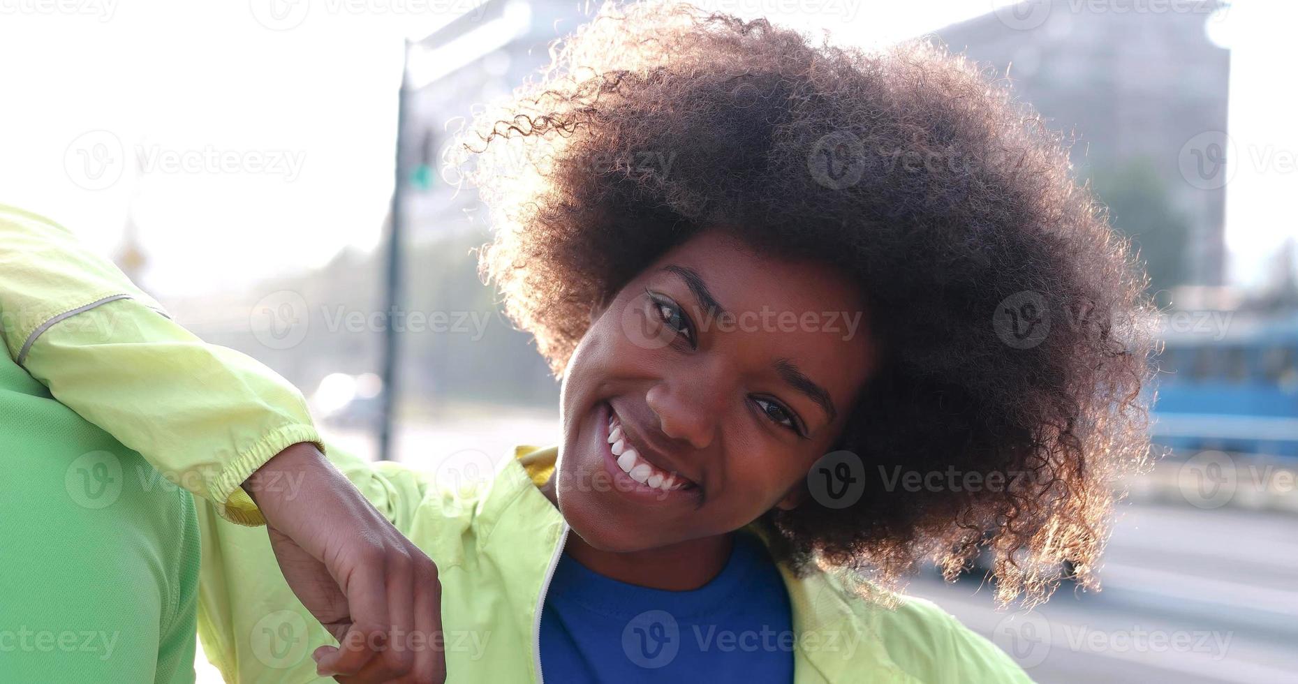 portrait d'un groupe multiethnique de jeunes sur le jogging photo