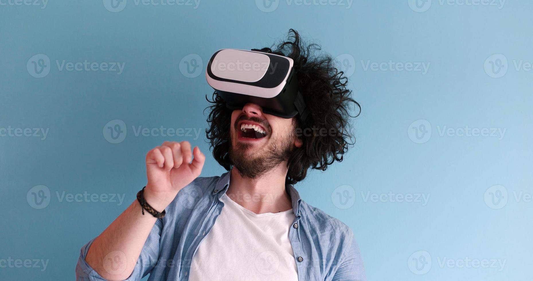 homme utilisant des lunettes de casque vr de réalité virtuelle photo