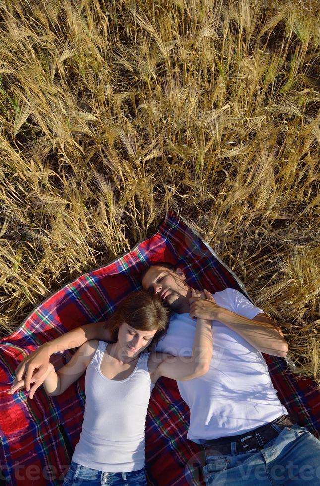 couple heureux dans le champ de blé photo