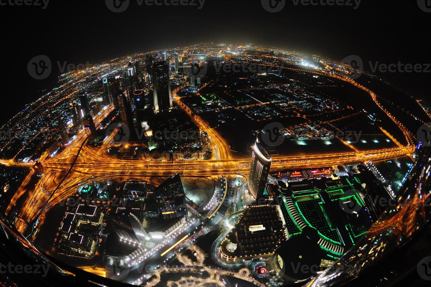 panorama du centre-ville de dubaï la nuit photo