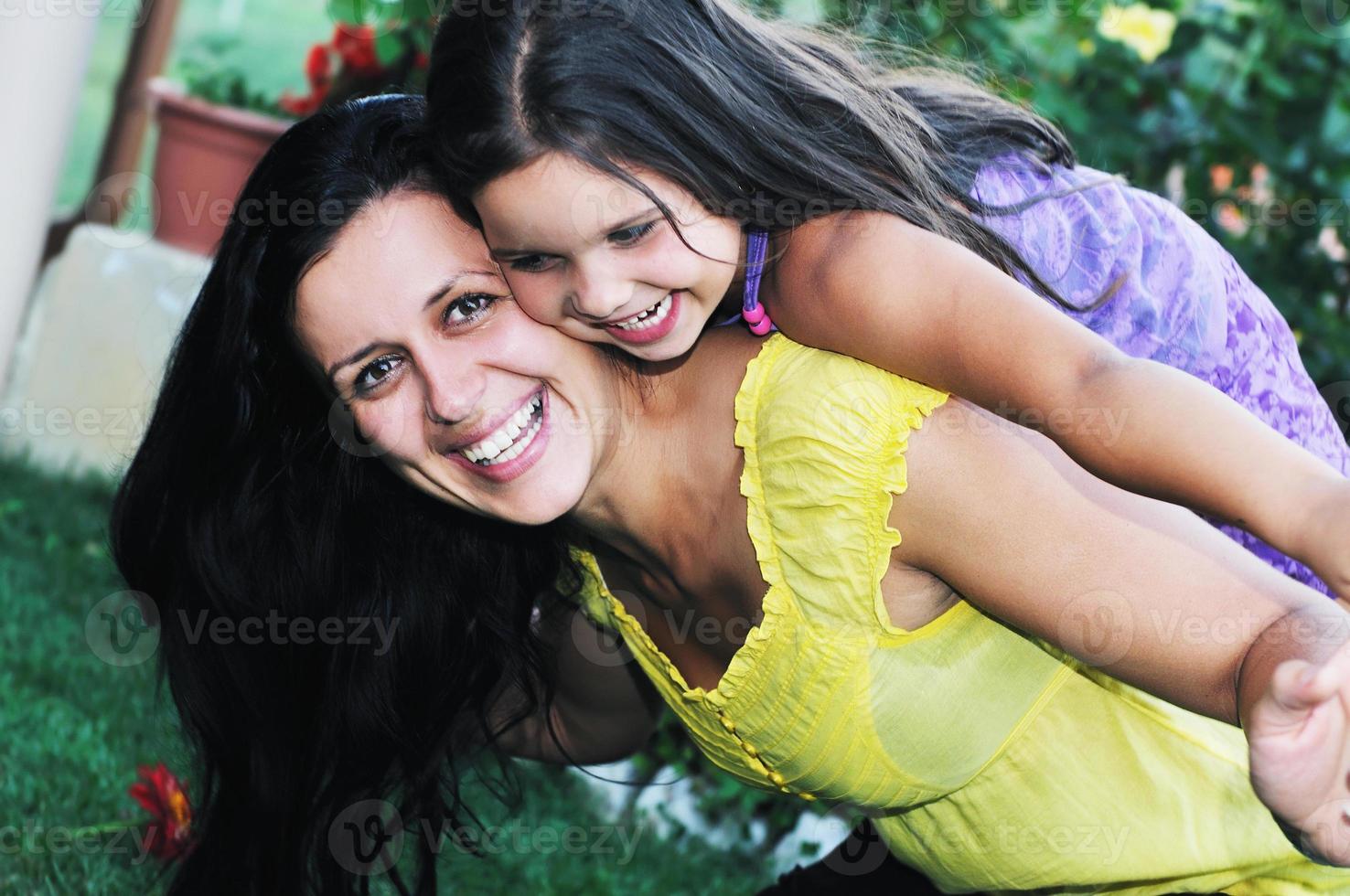 heureuse maman et fille en plein air photo