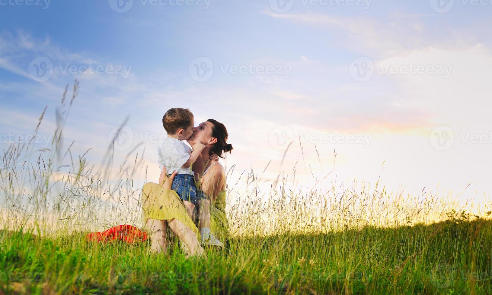 femme enfant en plein air photo