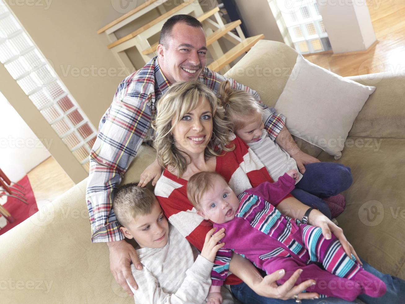 heureuse jeune famille à la maison photo