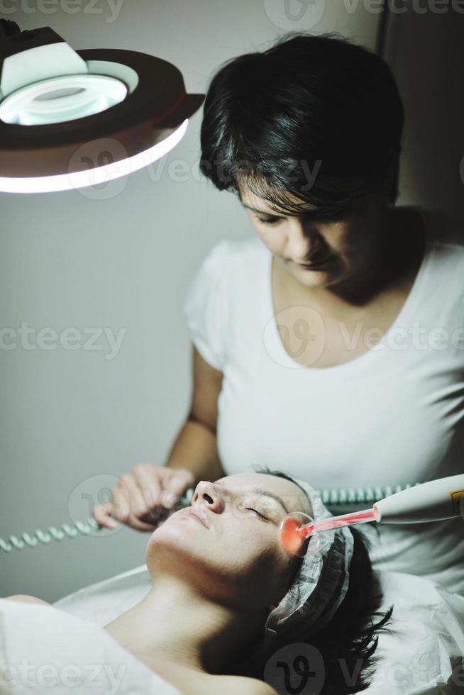 femme avec masque facial en studio cosmétique photo