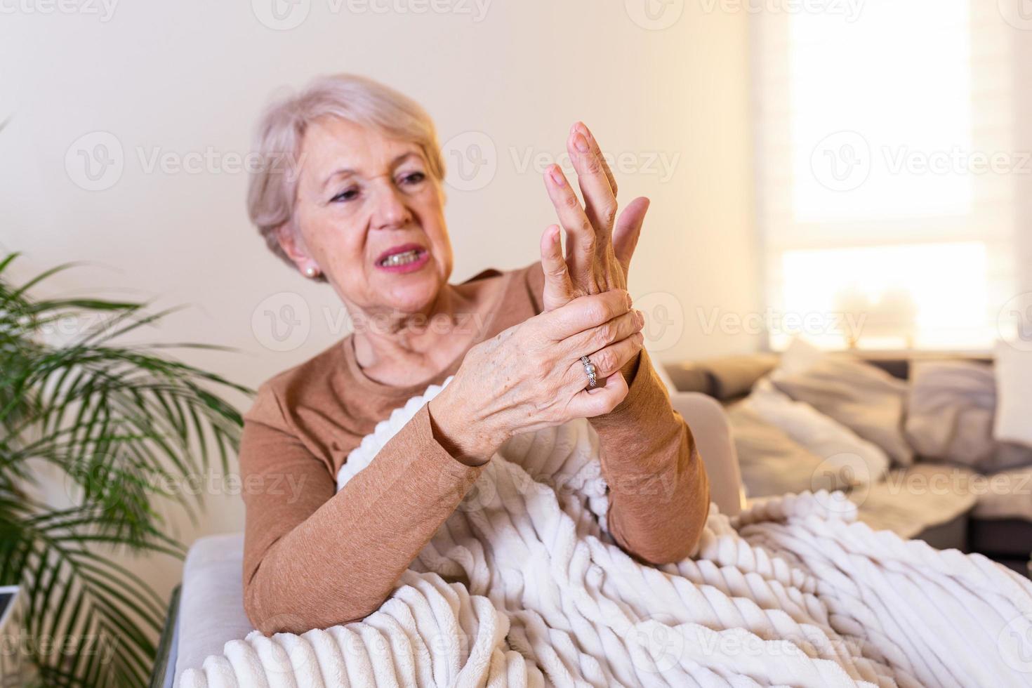 femme âgée souffrant de douleur à la main, personne âgée arthritique et femme âgée souffrant de douleur à la maison photo