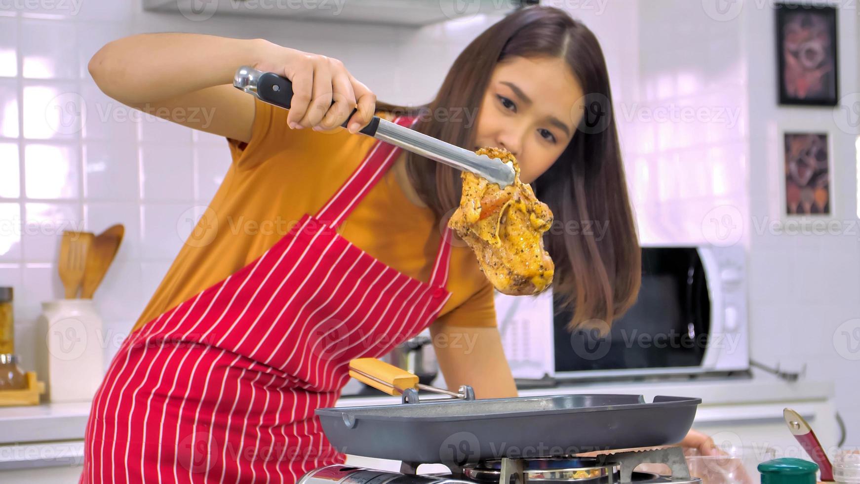 jeune femme asiatique cuisine dans la cuisine à la maison. photo