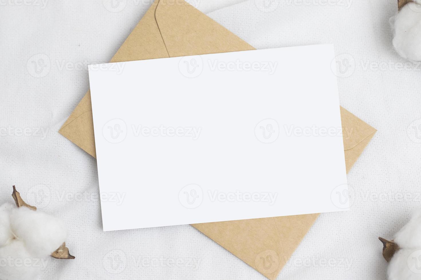 maquette de carte de voeux avec fleur de coton et enveloppe artisanale, cartes de mariage. maquette de carte d'anniversaire pour modèle photo