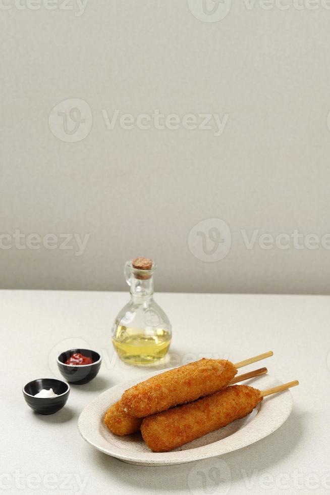 corndog mozarella avec sauce tomate et mayonnaise photo