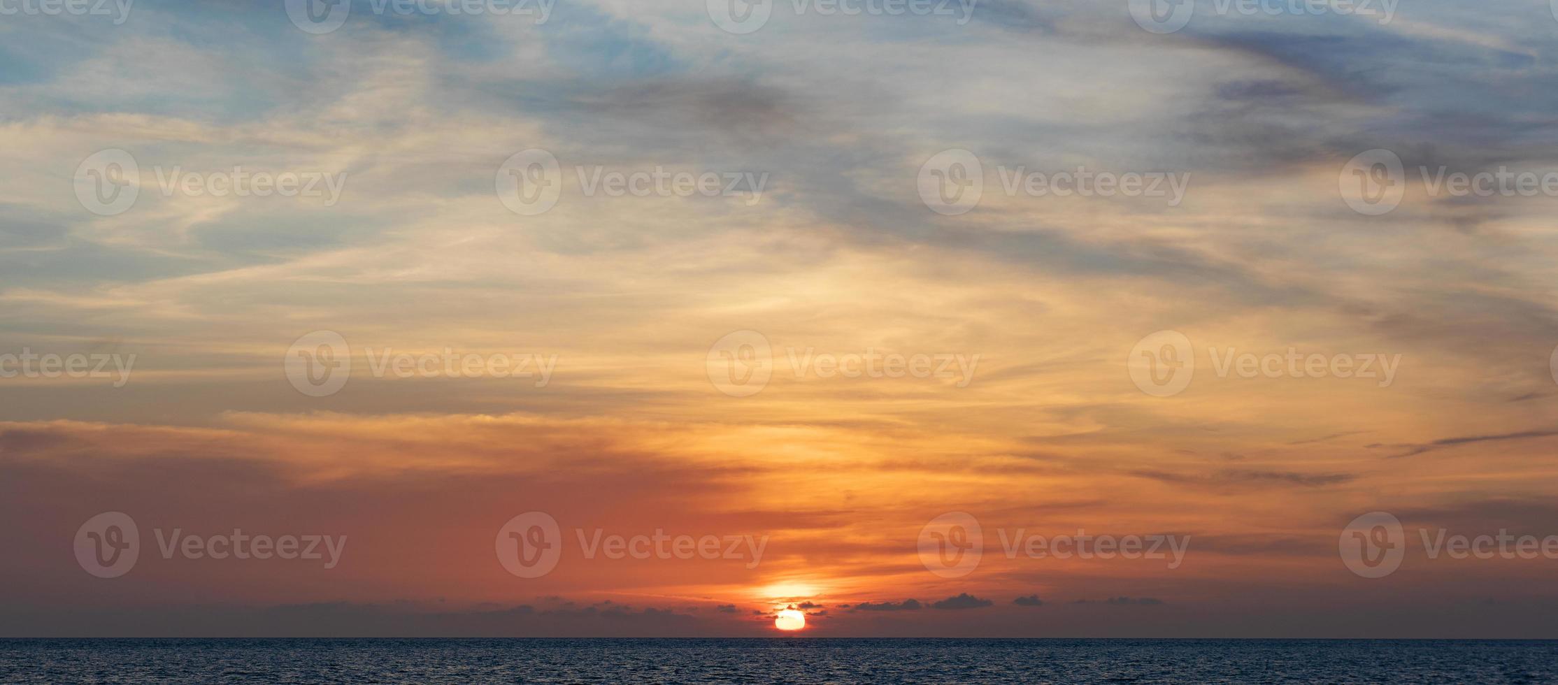 coucher de soleil sur la plage de la mer tropicale. photo