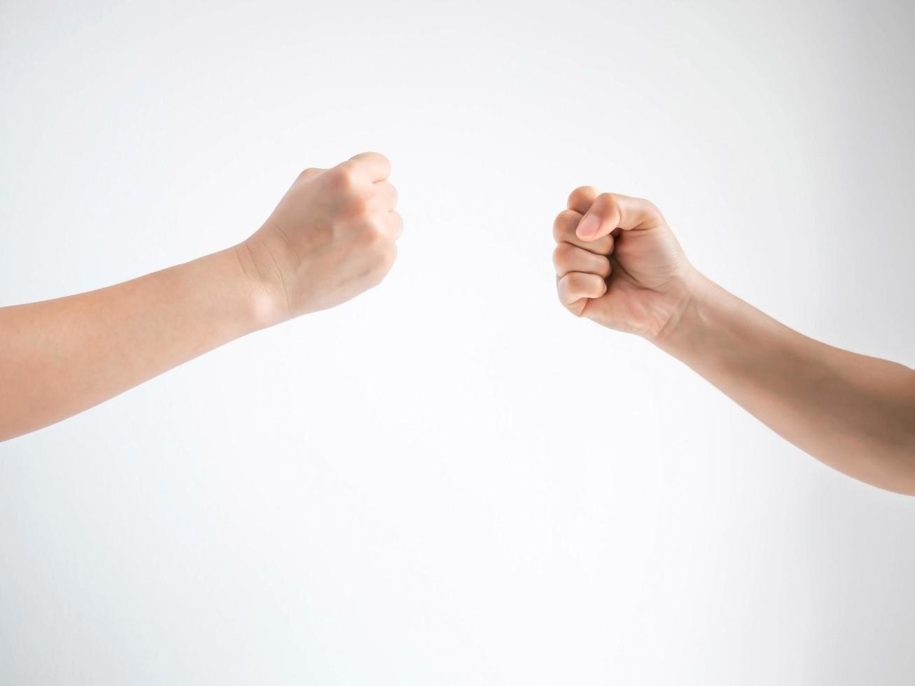 deux personnes jouant des ciseaux à papier de roche avec à la fois un symbole de roche ou de marteau sur fond blanc. photo