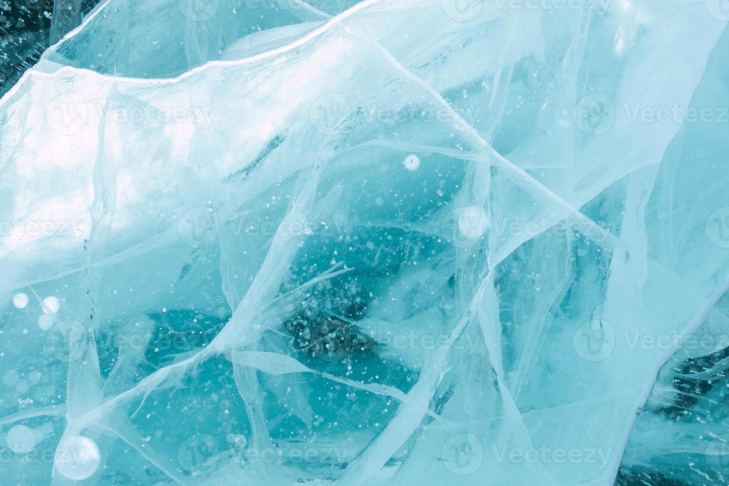 surface de glace du lac baïkal en sibérie, russie cette eau gelée en hiver. photo