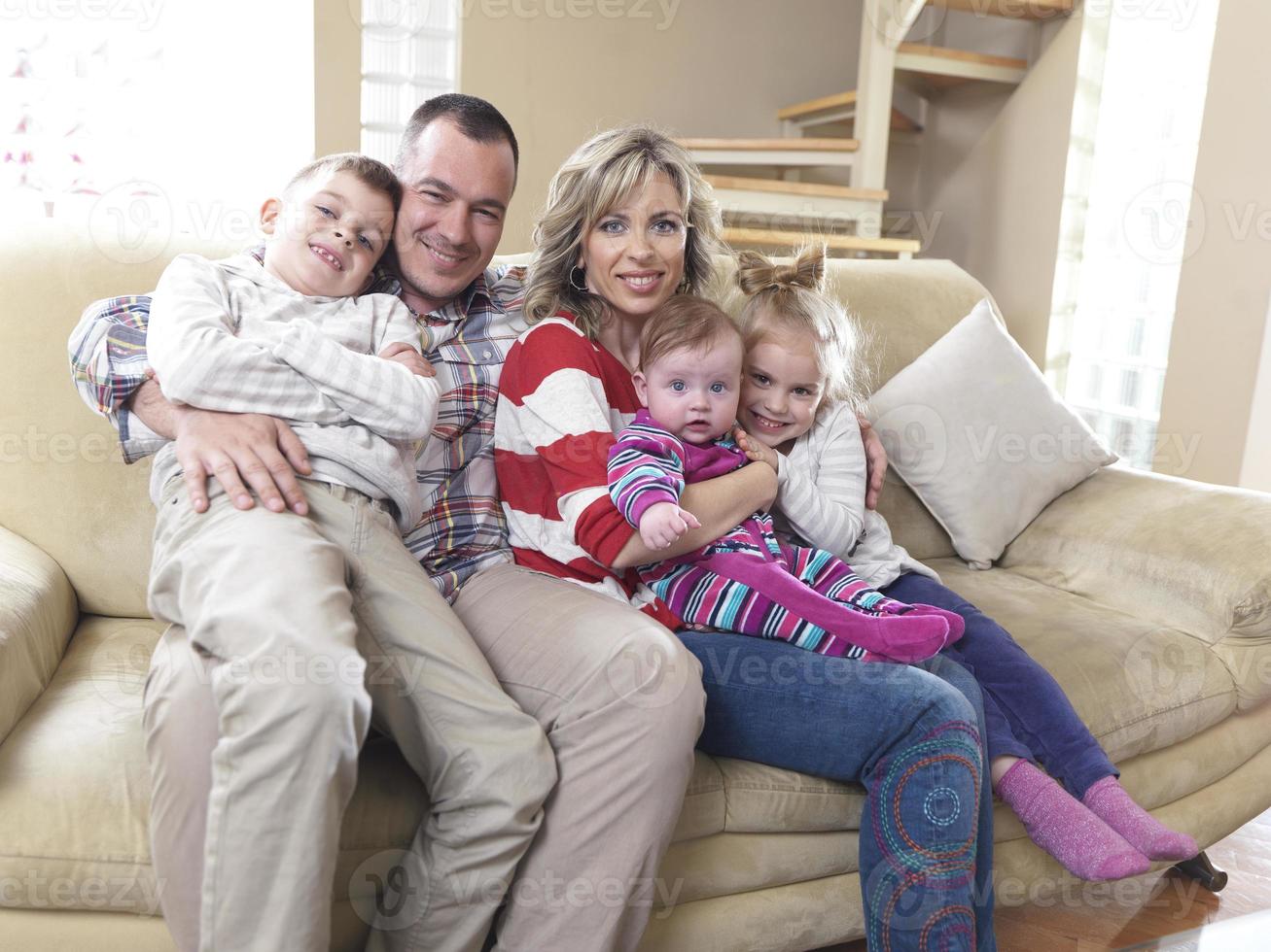 heureuse jeune famille à la maison photo