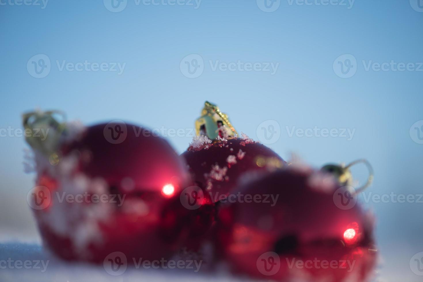 boule de noel dans la neige photo