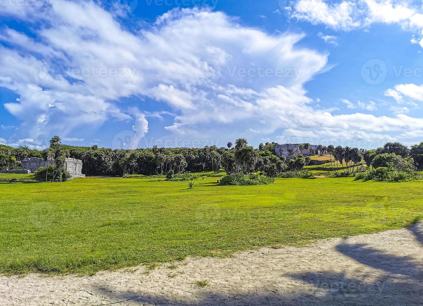 ruines antiques de tulum site maya temple pyramides artefacts paysage marin mexique. photo