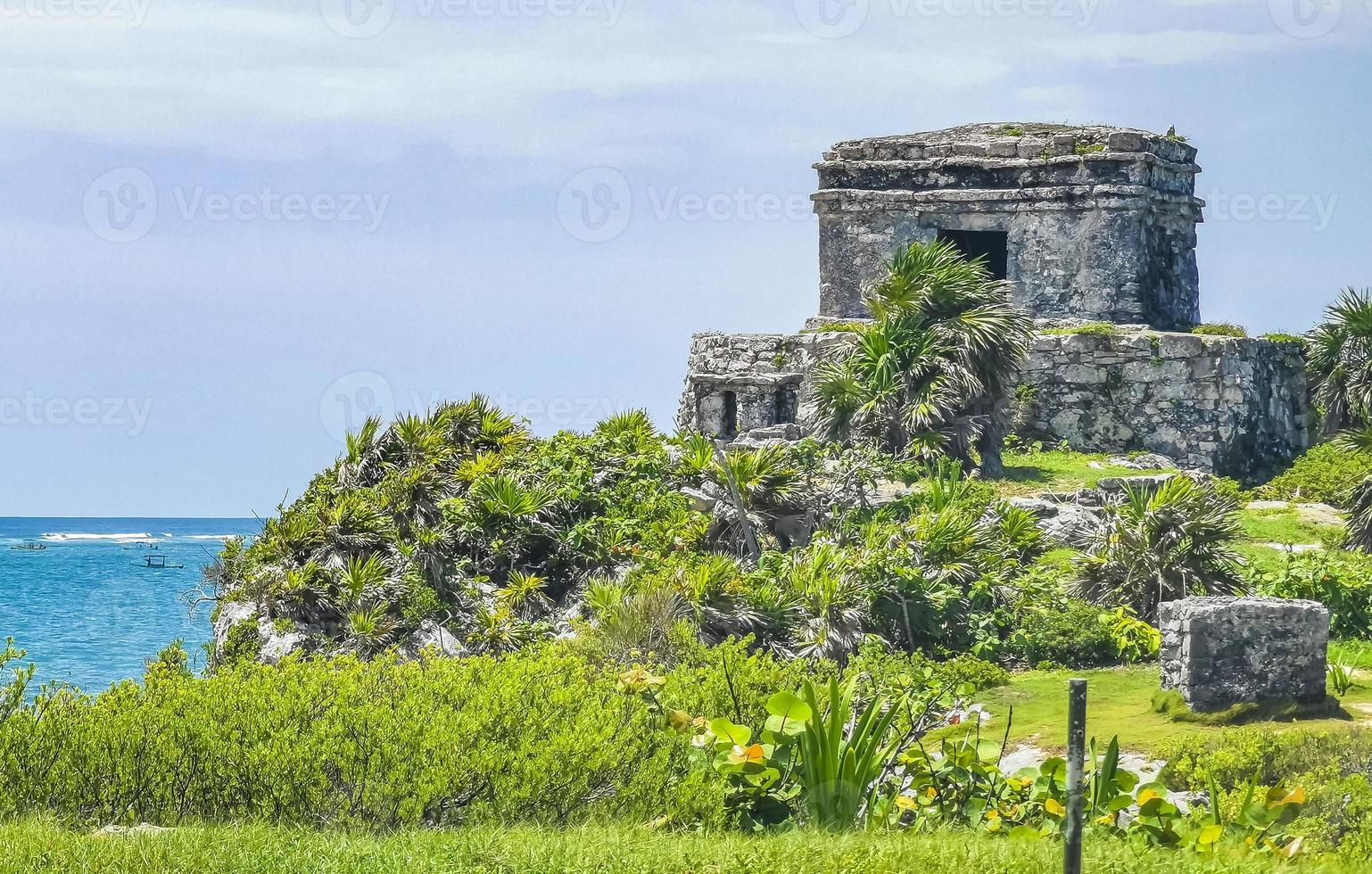 ruines antiques de tulum site maya temple pyramides artefacts paysage marin mexique. photo