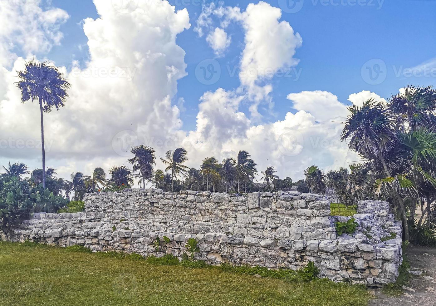 ruines antiques de tulum site maya temple pyramides artefacts paysage marin mexique. photo