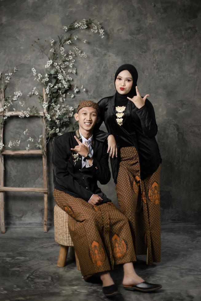 jeune couple moeslim indonésien avec robe de mariée photo