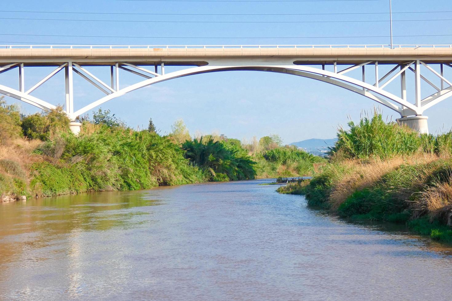 rivière llobregat et le pont qui traverse la rivière à sant feliu de llobregat photo