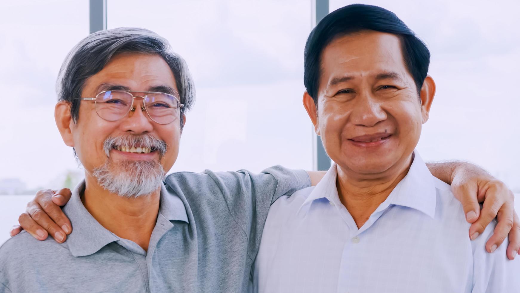 portrait de deux hommes âgés souriants. photo