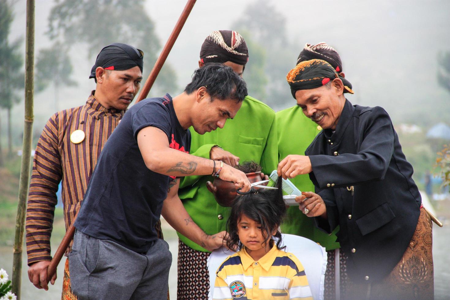 dieng, indonésie - 1er août 2015. festival de la culture dieng, les touristes suivent la procession des dreadlocks lors de l'événement du festival de la culture dieng à dieng, district de banjarnegara, java central photo