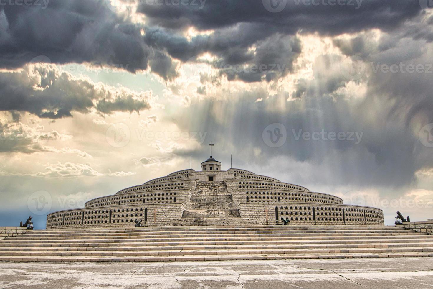 le sanctuaire militaire du mont grappa dans les montagnes italiennes. photo