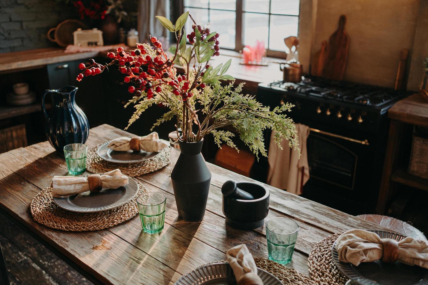 servi table à manger joliment décorée avec assiettes serviettes vase. intérieur de fond de cuisine. notion de restauration. style rétro. design d'intérieur photo