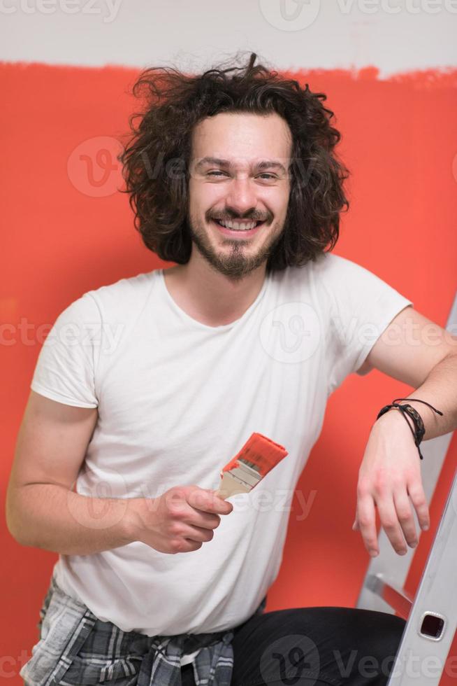 homme avec des cheveux drôles sur un fond de couleur avec une brosse photo