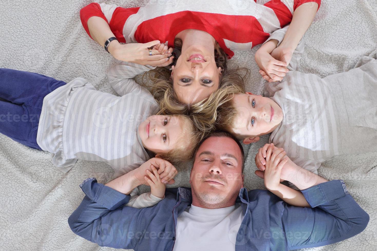 heureuse jeune famille à la maison photo