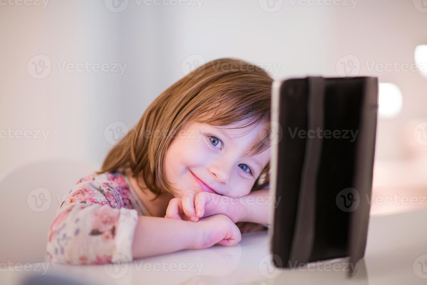 enfant qui joue avec une tablette numérique photo