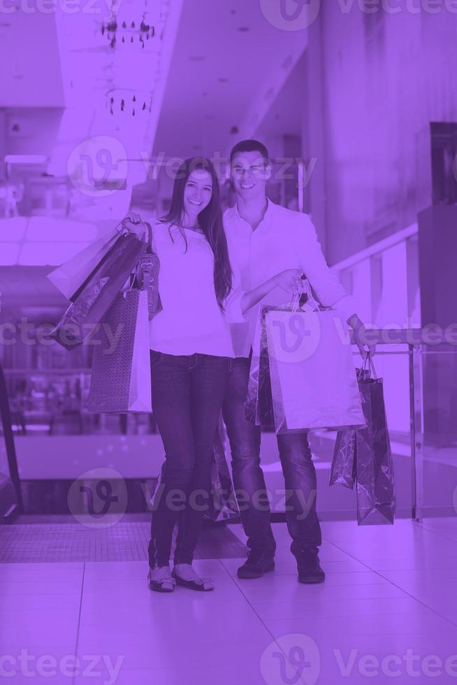 heureux jeune couple faisant du shopping photo