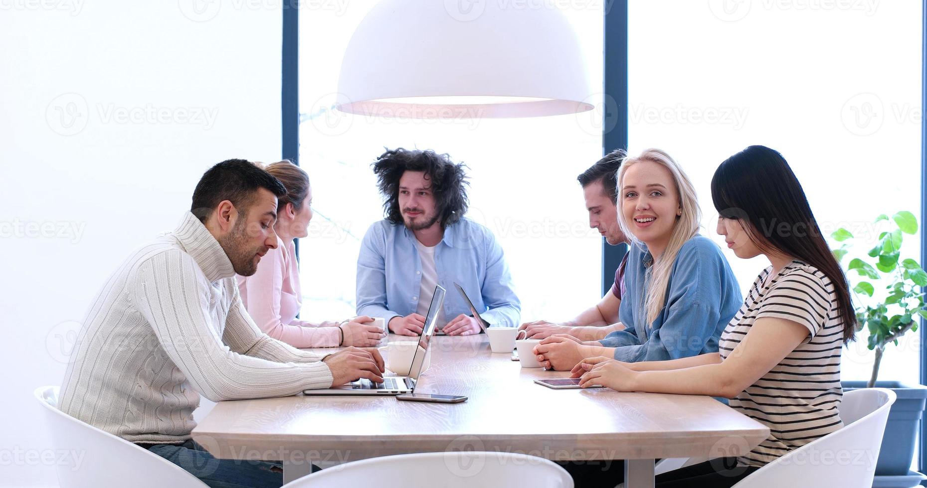 équipe commerciale de démarrage lors d'une réunion dans un immeuble de bureaux moderne photo