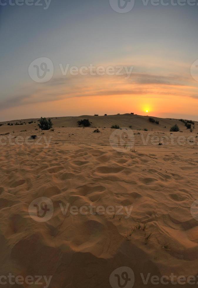 beau coucher de soleil dans le désert photo