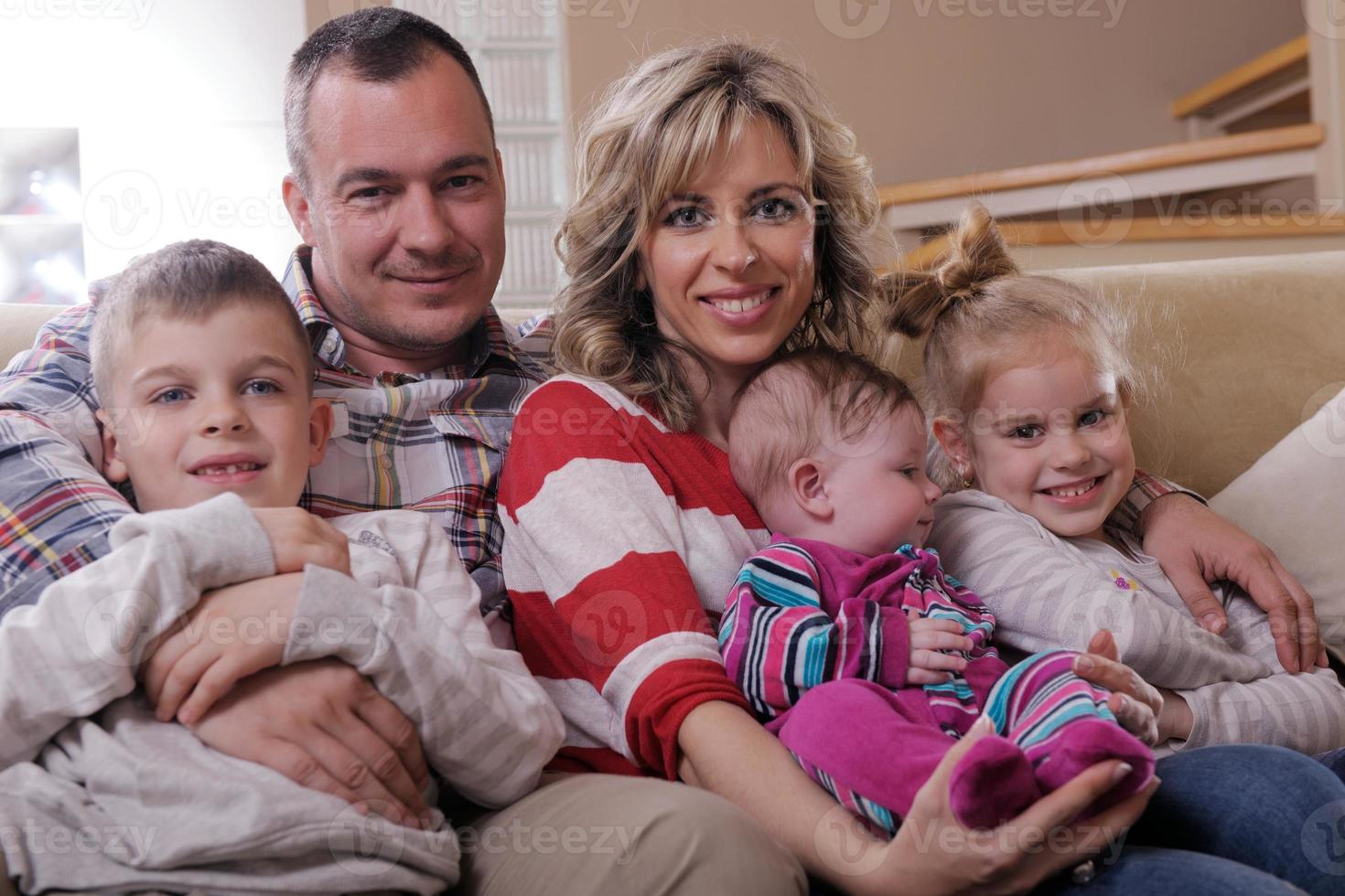 heureuse jeune famille à la maison photo