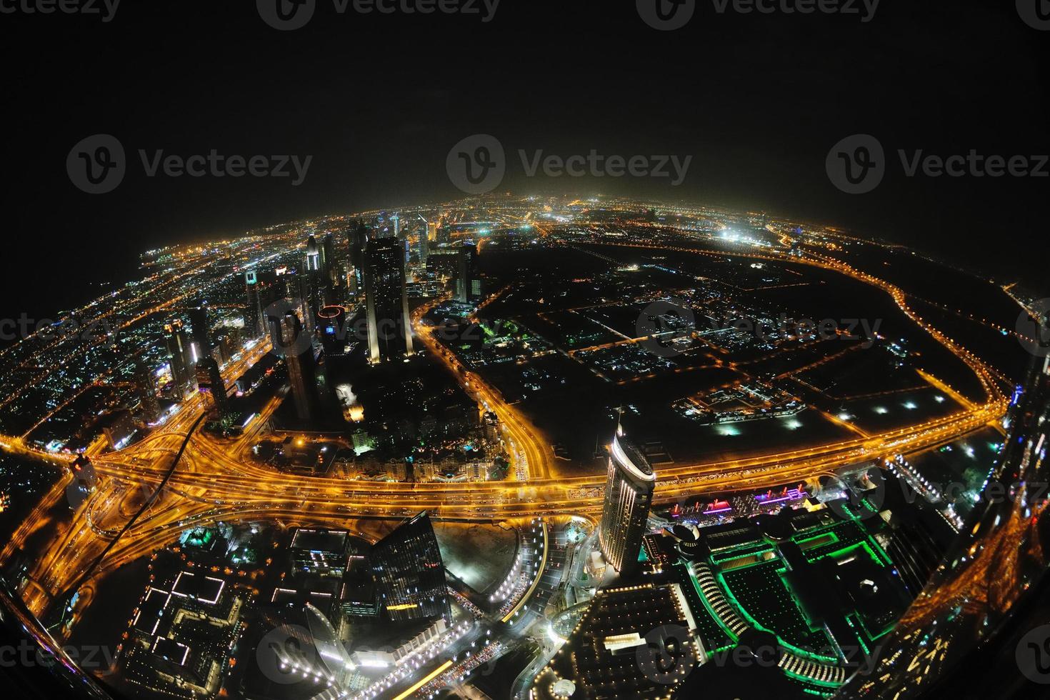 panorama du centre-ville de dubaï la nuit photo