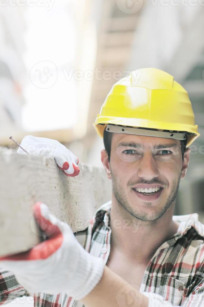 travailleur acharné sur chantier photo
