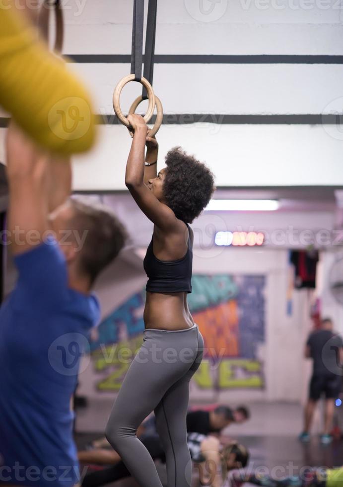 femme noire faisant de l'exercice de trempage photo