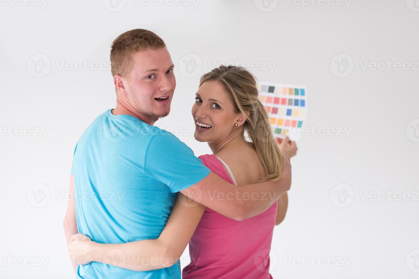 couple regardant des échantillons de couleur à la maison photo