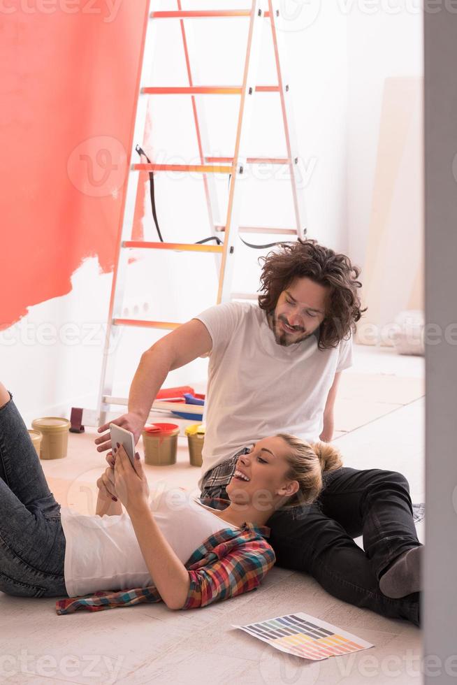 heureux jeune couple se détendre après la peinture photo