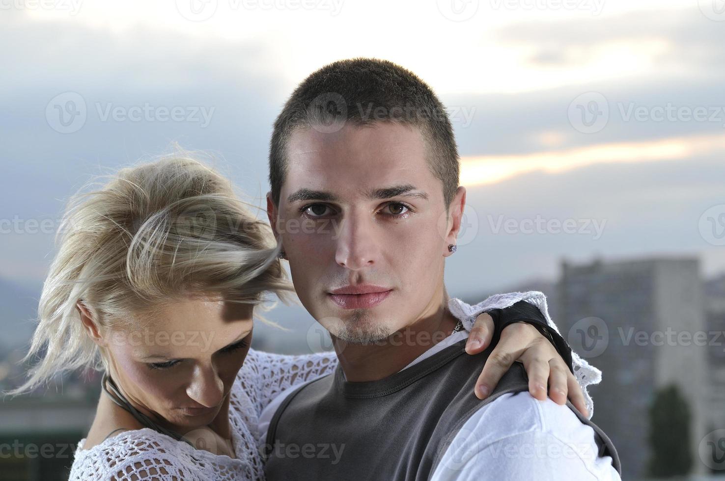 romantique urbain jeune couple en plein air photo