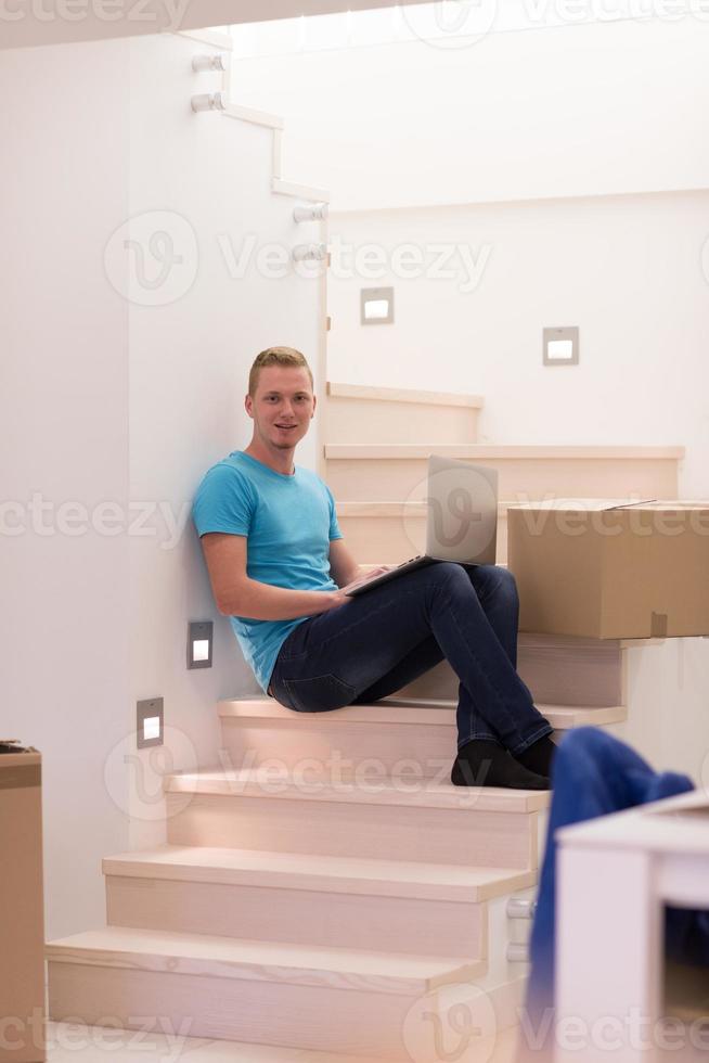 jeune homme assis dans un escalier à la maison photo