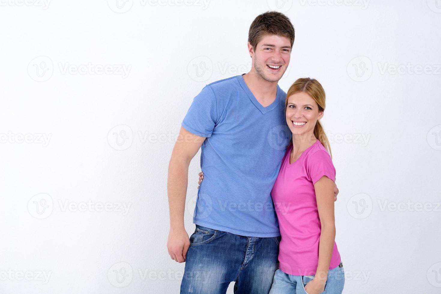 portrait de jeune couple occasionnel heureux photo