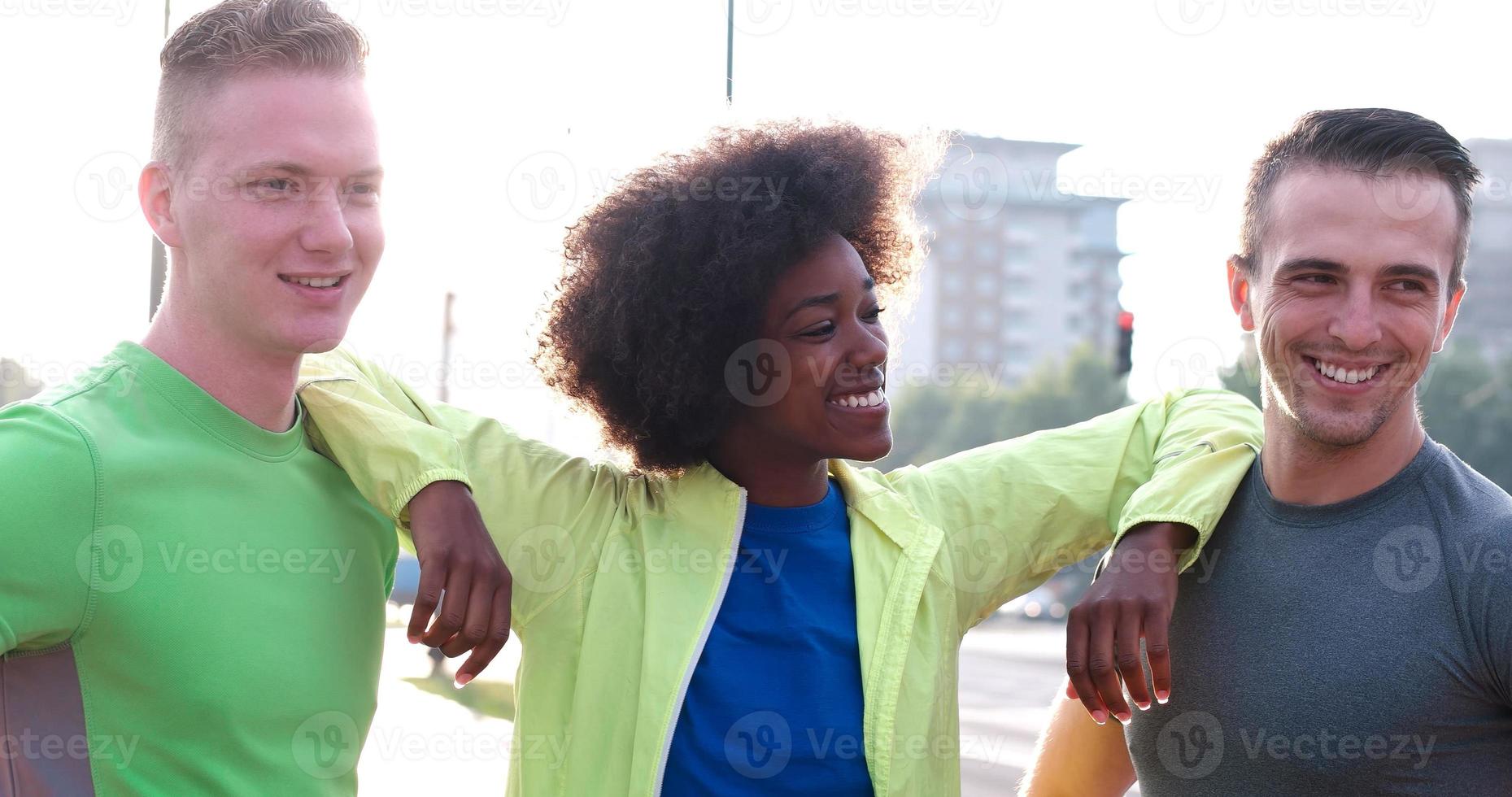 portrait d'un groupe multiethnique de jeunes sur le jogging photo