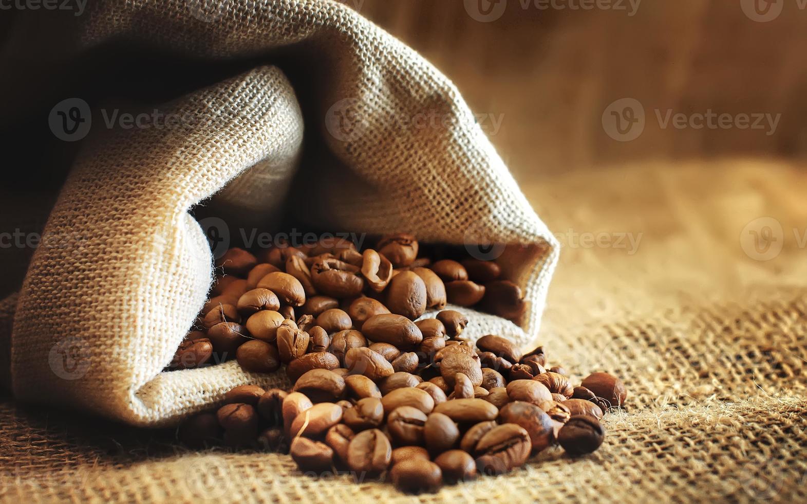 les grains de café torréfiés sortent du sac photo